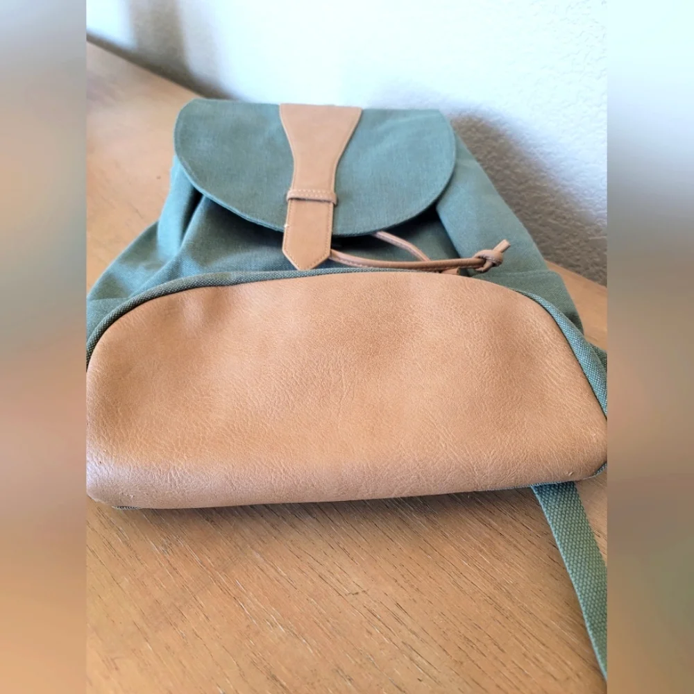 Like New Universal Thread Backpack 🎒 - Picture 5 of 6